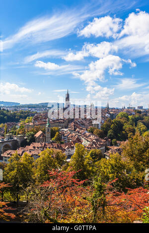 Vista estiva di Berna città vecchia dalla cima della montagna nel giardino di rose, la città capitale della Svizzera. Foto Stock