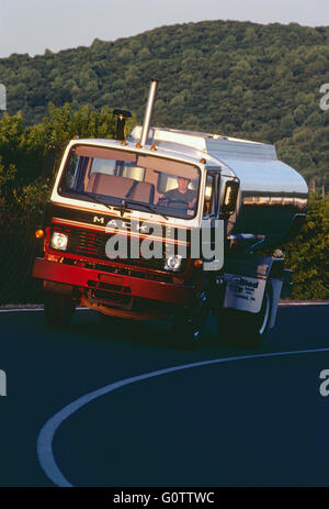 Olio combustibile autocisterna in viaggio al tramonto su strada rurale Foto Stock