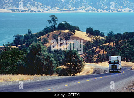 Il trattore camion con rimorchio in viaggio in California campagna Foto Stock