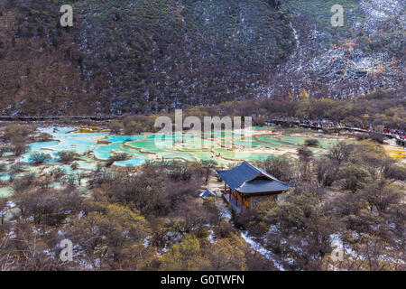 Bellissimi laghetti di Huanglong national park, acqua colorata guarda fatanstic Foto Stock