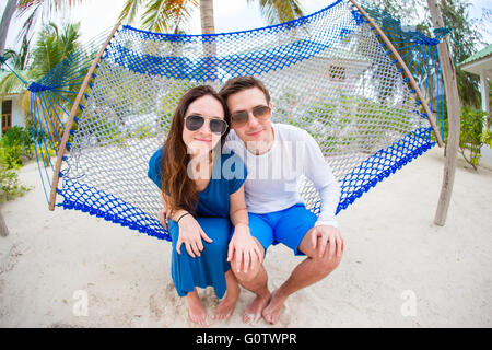 Coppia felice sulla spiaggia in luna di miele Foto Stock