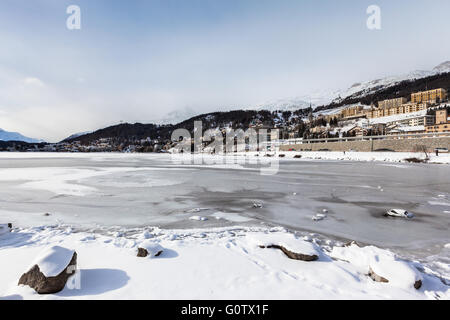 Vista del gelido Sankt Moritz il lago e la città sulla montagna in inverno, Grigioni, Svizzera Foto Stock