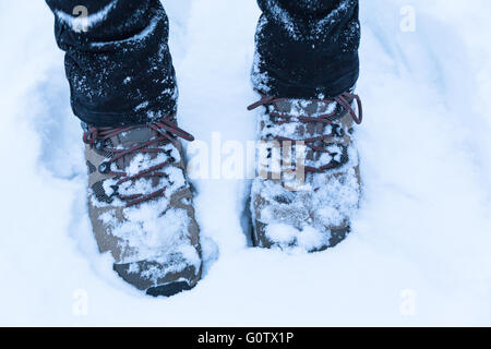 Piedi con scarpe da trekking nella neve, concetto di escursionismo invernale Foto Stock