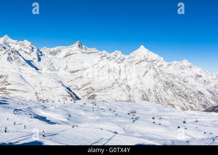 Sciatore divertendosi nell'area perfetta per sport invernali - piste sotto ai piedi del Cervino, Zermatt, Svizzera Foto Stock