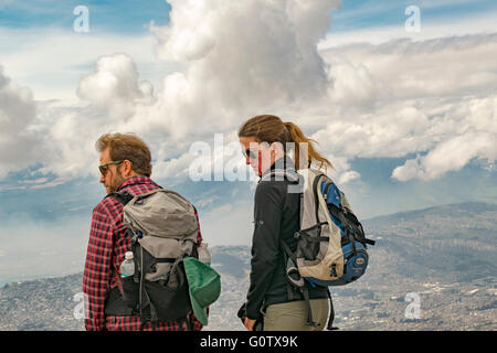 QUITO, ECUADOR, ottobre - 2015 - giovane coppia di escursionisti a guardare la vista dal bordo della montagna in Quito, Ecuador. Foto Stock