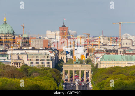 Lo skyline di Berlino sulla porta di Brandeburgo (Brandenburger Tor) Foto Stock