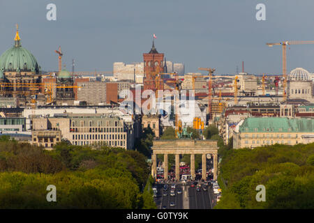 Lo skyline di Berlino sulla porta di Brandeburgo (Brandenburger Tor) Foto Stock