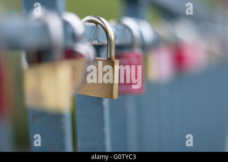 Molti lucchetti sul ponte - simbolo di amore Foto Stock