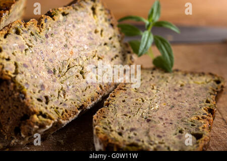 Fette di rumeno tradizionale 'Drob' - In casa polpettone di agnello ed erbe aromatiche Foto Stock