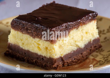 Pezzo di cioccolato cheesecake brownie su piastra Foto Stock