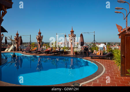 La piscina sul tetto del bene 1 Villa Hotel, Siem Reap, Cambogia Foto Stock