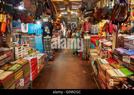 Stoffa, seta, tessuti e artigianato, al vecchio mercato, Siem Reap, Cambogia Foto Stock