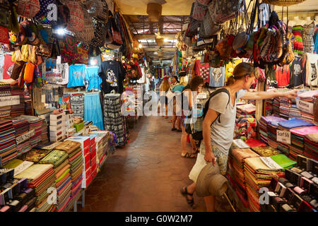 I turisti al Mercato Vecchio, Siem Reap, Cambogia Foto Stock