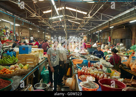 Sezione alimentare al Mercato Vecchio, Siem Reap, Cambogia Foto Stock