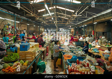 Sezione alimentare al Mercato Vecchio, Siem Reap, Cambogia Foto Stock