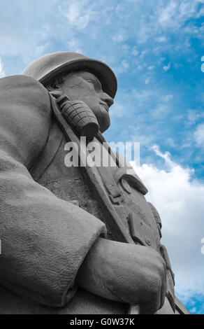 Grande monumento a forma di un serviceman americano visto nel cimitero americano, Cambridgeshire, Regno Unito Foto Stock