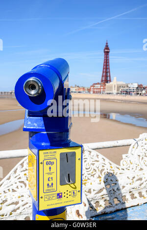 Telescopio turistico situato sul molo centrale e puntato verso la mitica Torre di Blackpool in Blackpool, Lancashire, Regno Unito Foto Stock