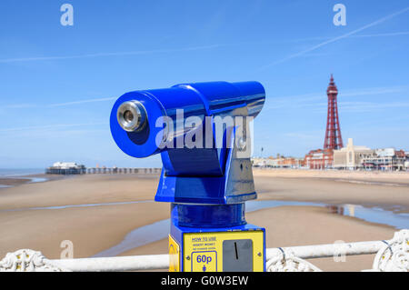 Telescopio turistico situato sul molo centrale e puntato verso la mitica Torre di Blackpool in Blackpool, Lancashire, Regno Unito Foto Stock