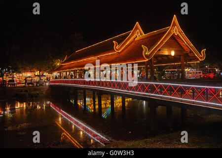 Le luci sulla coperta ponte pedonale oltre il Fiume Siem Reap e Art Center il Mercato Notturno, Siem Reap, Cambogia Foto Stock