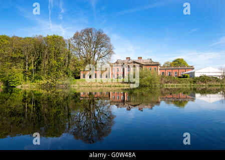 Colwick Hall Hotel, che si riflette in un lago a Colwick Park di NOTTINGHAM, NOTTINGHAMSHIRE REGNO UNITO Inghilterra Foto Stock