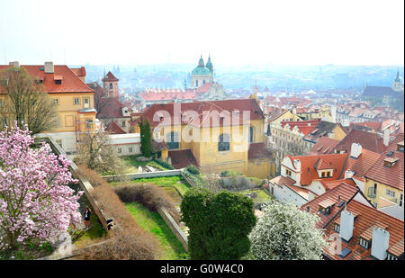 Praga, Repubblica Ceca. Mala strana in primavera (aprile 2016) - St Nicholas' chiesa (cupola verde) visto dal castello Foto Stock