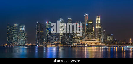 I grattacieli di Singapore il quartiere finanziario al Raffles Place affacciato sulla baia di Marina di sera Foto Stock