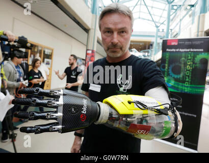 Vancouver, Canada. Il 3 maggio, 2016. Sciatore paralimpico Danny Letain visualizza la sua mano bionica alla Simon Fraser University in Vancouver, Canada, 3 maggio 2016. I ricercatori provenienti da Simon Fraser University (SFU) ha sviluppato una nuova protesi robotiche con una fascia da braccio di sensori di pressione che tenere traccia dei movimenti dei muscoli per effettuare operazioni intuitive. © Liang Sen/Xinhua/Alamy Live News Foto Stock