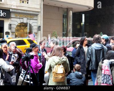 I Newyorkesi rally al di fuori di New York City Board di elezioni a 42 Broadway prima di andare all'interno di frequentare la NYC Board di commissario alle elezioni di incontro che è aperto al pubblico. Centinaia di migliaia di elettori hanno avuto la loro registrazione eliminata nello stato di NY - 126.000 a Brooklyn da soli. Migliaia di elettori hanno avuto la loro parte commutato che li rende non idoneo alla votazione. Migliaia di più sono state allontanate. Oltre un centinaio di migliaia di NYC gli elettori sono stati costretti a votare sulla dichiarazione giurata e scrutini provvisorio che non sono state contate nei risultati principali. Sondaggi aperto fino a tardi, macchine erano difettose. (Foto di Mark Ap Foto Stock