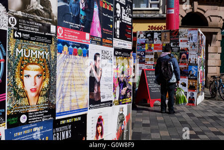 Brighton, Regno Unito. Il 4 maggio, 2016. Manifesti per la pubblicità dei vari atti per il Fringe città come la città si prepara per l'inizio del Festival di Brighton e Fringe eventi che inizia il prossimo fine settimana Credito: Simon Dack/Alamy Live News Foto Stock