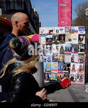 Brighton, Regno Unito. Il 4 maggio, 2016. Manifesti per la pubblicità dei vari atti per il Fringe città come la città si prepara per l'inizio del Festival di Brighton e Fringe eventi che inizia il prossimo fine settimana Credito: Simon Dack/Alamy Live News Foto Stock