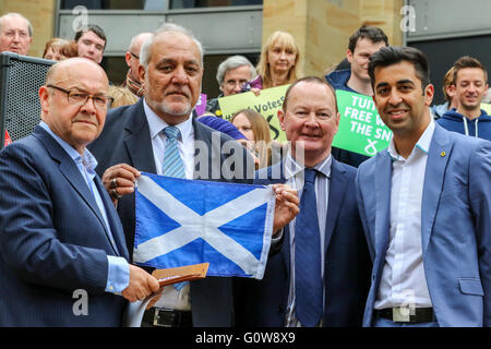 Glasgow, Scotland, Regno Unito. Il 4 maggio, 2016. Nicola lo storione indirizzato un SNP rally nel centro della città di Glasgow oggi in vista delle elezioni che si svolgeranno giovedì 5 maggio per il Parlamento Scozzese. Lei ha affermato che il Partito nazionale scozzese è stata l'unico partito politico o lavorare per gli interessi della Scozia e ha incoraggiato i suoi sostenitori di votare due volte l' per il SNP e tornare a lei come primo ministro. Credito: Findlay/Alamy Live News Foto Stock