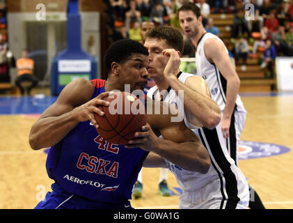 Nymburk, Repubblica Ceca. Il 4 maggio, 2016. Kyle Hines di Mosca, sinistra e Petr Benda di Nymburk in azione durante la pallacanestro VTB United League match CEZ Nymburk vs PBC CSKA Mosca, in Nymburk, Repubblica Ceca, mercoledì 4 maggio 2016. © Josef Vostarek/CTK foto/Alamy Live News Foto Stock