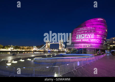 Londra, Regno Unito. Il 4 maggio, 2016. Mayoral elezione illuminazione: Londra municipio della città va rosa alla vigilia del giorno di polling Credito: Guy Corbishley/Alamy Live News Foto Stock