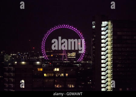 Londra, Regno Unito. Il 4 maggio, 2016. Mayoral elezione illuminazione: London Eye va rosa alla vigilia del giorno di polling Credito: Guy Corbishley/Alamy Live News Foto Stock