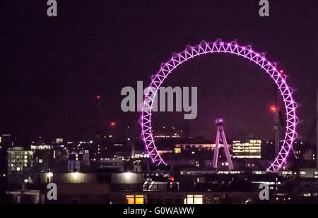 Londra, Regno Unito. Il 4 maggio, 2016. Mayoral elezione illuminazione: London Eye va rosa alla vigilia del giorno di polling Credito: Guy Corbishley/Alamy Live News Foto Stock