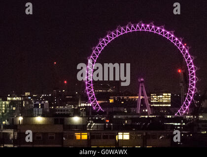 Londra, Regno Unito. Il 4 maggio, 2016. Mayoral elezione illuminazione: London Eye va rosa alla vigilia del giorno di polling Credito: Guy Corbishley/Alamy Live News Foto Stock