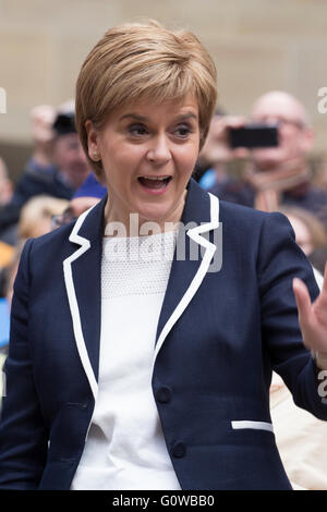 Glasgow, Regno Unito. 04 Maggio, 2016. Nicola storione, del Primo ministro di Scozia, offre un discorso a un SNP sostenitori al rally di Glasgow. 4 Maggio 2016: Credito Chrisselle Mowatt/Alamy Live News Foto Stock