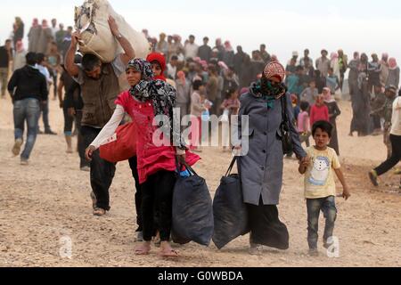 Amman. Il 4 maggio, 2016. Rifugiati siriano a piedi un accampamento presso il lato Giordano del confine Jordan-Syria vicino Royashed città in Giordania il 4 maggio 2016. © Mohammad Abu Ghosh/Xinhua/Alamy Live News Foto Stock
