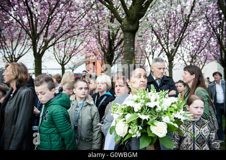 Amsterdam, Paesi Bassi. 4 Maggio 2016.Il sindaco di Amsterdam, Eberhard van der Laan passeggiate annualmente con molti bambini dalla scuola primaria Frankendael, Nelson Mandela Scuola di Oost e studenti Weekend progetto studentesco poesie orso. Seguita anche da centinaia di persone in una marcia silenziosa per la National Memorial su Piazza Dam. Il punto di partenza è il museo Stedelijk, nella Museumplein e si ferma presso il monumento a Roma e Sinti, le donne di Ravensbrück e caduti sentire Blazer. Credito: Romy Fernandez Arroyo/Alamy Live News. Foto Stock