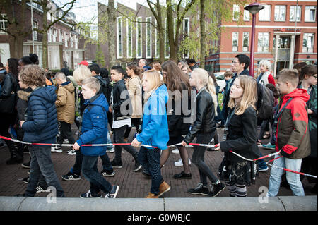 Amsterdam, Paesi Bassi. 4 Maggio 2016.Il sindaco di Amsterdam, Eberhard van der Laan passeggiate annualmente con molti bambini dalla scuola primaria Frankendael, Nelson Mandela Scuola di Oost e studenti Weekend progetto studentesco poesie orso. Seguita anche da centinaia di persone in una marcia silenziosa per la National Memorial su Piazza Dam. Il punto di partenza è il museo Stedelijk, nella Museumplein e si ferma presso il monumento a Roma e Sinti, le donne di Ravensbrück e caduti sentire Blazer. Credito: Romy Fernandez Arroyo/Alamy Live News. Foto Stock