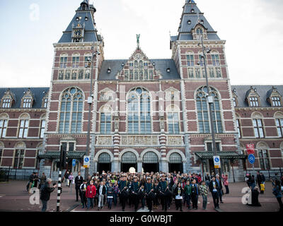 Amsterdam, Paesi Bassi. 4 Maggio 2016.Il sindaco di Amsterdam, Eberhard van der Laan passeggiate annualmente con molti bambini dalla scuola primaria Frankendael, Nelson Mandela Scuola di Oost e studenti Weekend progetto studentesco poesie orso. Seguita anche da centinaia di persone in una marcia silenziosa per la National Memorial su Piazza Dam. Il punto di partenza è il museo Stedelijk, nella Museumplein e si ferma presso il monumento a Roma e Sinti, le donne di Ravensbrück e caduti sentire Blazer. Credito: Romy Fernandez Arroyo/Alamy Live News. Foto Stock