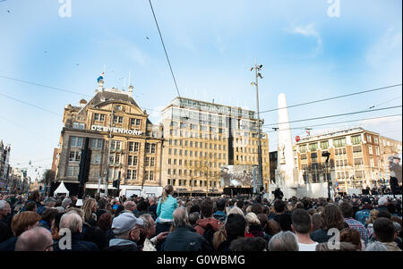 Amsterdam, Paesi Bassi. 4 Maggio 2016.Il sindaco di Amsterdam, Eberhard van der Laan passeggiate annualmente con molti bambini dalla scuola primaria Frankendael, Nelson Mandela Scuola di Oost e studenti Weekend progetto studentesco poesie orso. Seguita anche da centinaia di persone in una marcia silenziosa per la National Memorial su Piazza Dam. Il punto di partenza è il museo Stedelijk, nella Museumplein e si ferma presso il monumento a Roma e Sinti, le donne di Ravensbrück e caduti sentire Blazer. Credito: Romy Fernandez Arroyo/Alamy Live News. Foto Stock