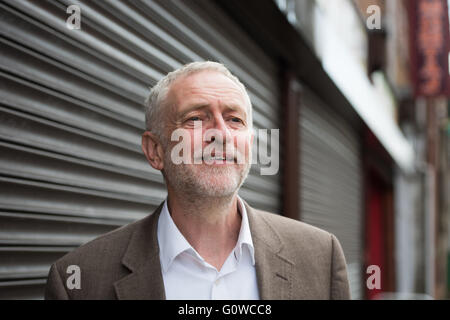 Maesteg, Wales, Regno Unito. Il 4 maggio 2016. Jeremy Corbyn pone per un ritratto. Alla vigilia della Welsh Assembly elezione, leader laburista Jeremy Corbyn visite Maesteg, che terrà inoltre una Westminster di elezione per la circoscrizione Ogmore domani. Credito: Polly Thomas/Alamy Live News Foto Stock