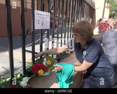 Sydney, Australia. 05 Maggio, 2016. Famiglie commemorare le vittime di violenza domestica ponendo le rose al di fuori del Nuovo Galles del Sud il parlamento a Sydney. Credito: Bernadette Smith/Alamy Live News Foto Stock