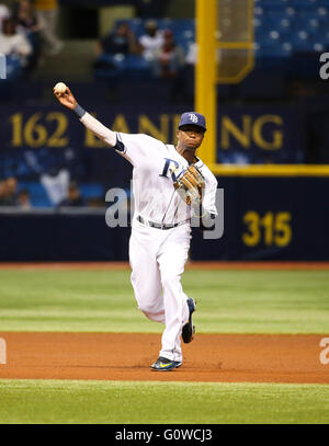 San Pietroburgo, Florida, Stati Uniti d'America. Il 4 maggio, 2016. Sarà VRAGOVIC | Orari.Tampa Bay Rays shorstop Tim Beckham (1) campi il rasoterra dalla distanza da Los Angeles Dodgers center fielder Trayce Thompson (21) nel quarto inning di gioco tra il Tampa Bay Rays e i Los Angeles Dodgers nel campo Tropicana a San Pietroburgo, Fla. Mercoledì, 4 maggio 2016. © sarà Vragovic/Tampa Bay volte/ZUMA filo/Alamy Live News Foto Stock