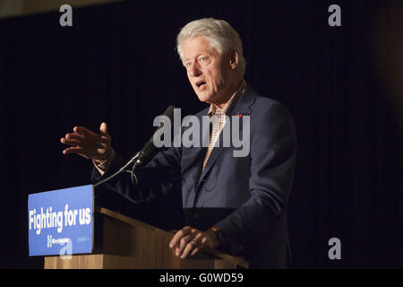 Los Angeles, California, USA. Il 4 maggio, 2016. L'ex Presidente Bill Clinton fa la sua comparsa nella Koreatown quartiere di Los Angeles in California per la campagna di sua moglie candidato presidenziale democratico Hillary Clinton. Il California primaria democratica è prevista per il mese di giugno 7th. Credito: Mariel Calloway/ZUMA filo/Alamy Live News Foto Stock