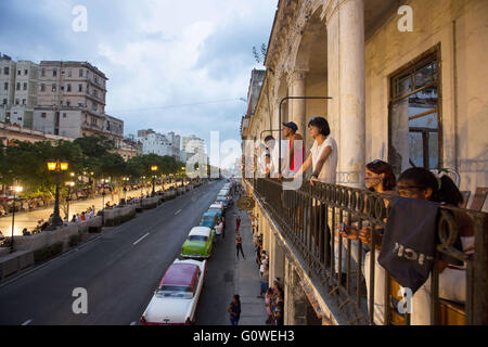 L'Avana, Cuba, Cuba. Il 3 maggio, 2016. Solo pochi i cubani sono stati fortunati abbastanza per essere in grado di guardare il Chanel visualizza dai loro balconi, mentre gli ospiti erano seduti accanto al Prado promenade si è trasformato in una passerella. La polizia ha bloccato l'area nell'ore prima dello spettacolo mantenendo tutti coloro che non era un residente nella zona dietro le barricate almeno un blocco di distanza.il francese della casa di moda Chanel ha messo in scena il suo spettacolo nella capitale cubana Havana - il primo international fashion show fin dal 1959 la rivoluzione comunista, che ha evidenziato sia il riscaldamento i rapporti con l'Occidente ma anche nuove disuguaglianze sulla isla Foto Stock