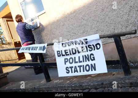 Walton, Powys. Il 5 maggio, 2016. Elezione personale messo fino Stazione di polling notifiche al di fuori della sala di villaggio in villaggio di Walton, Powys - gli elettori in Galles il voto per eleggere i membri per la Welsh Assembly e anche la polizia locale e la criminalità Commissari. Foto Stock