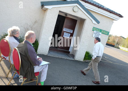 Presteigne, Powys, Regno Unito. Il 5 maggio 2016. Un inizio di mattina elettore arriva in corrispondenza della stazione di polling nel village hall nella città di Presteigne, Powys - gli elettori in Galles il voto per eleggere i membri per la Welsh Assembly e anche la polizia locale e la criminalità Commissari. Foto Stock