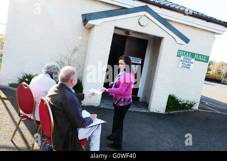 Presteigne, Powys, Regno Unito. Il 5 maggio 2016. Un inizio di mattina elettore arriva in corrispondenza della stazione di polling nel village hall nella città di Presteigne, Powys - gli elettori in Galles il voto per eleggere i membri per la Welsh Assembly e anche la polizia locale e la criminalità Commissari. Foto Stock